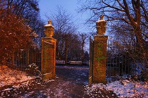 Altes Tor im Park Wallanlagen im Winter mit Schnee bei Abenddaemmerung, Bremen, Deutschland, Europa 