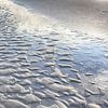 Ribbels langs het strand met spiegelend zeewater van Ronald Smits