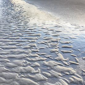 Ribbels langs het strand met spiegelend zeewater