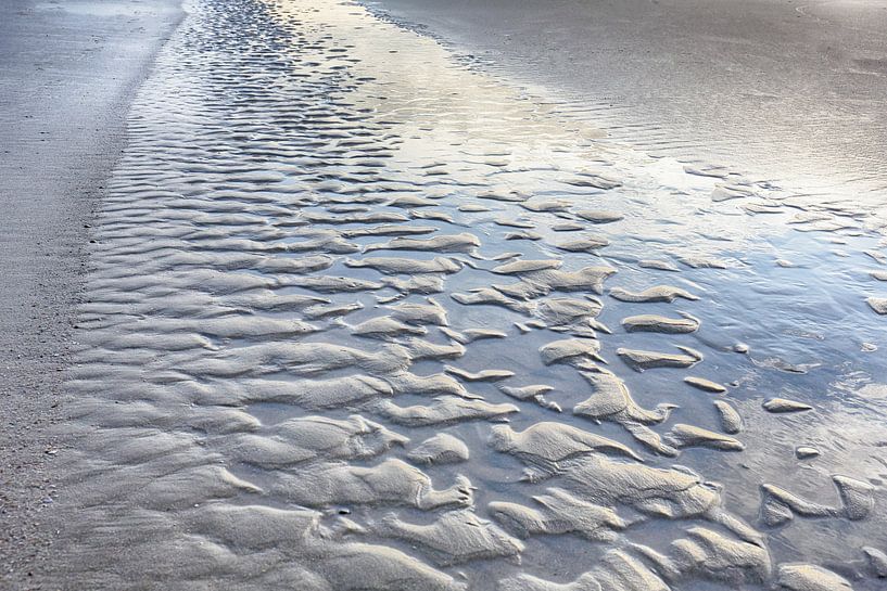 Crêtes le long de la plage avec de l'eau de mer réfléchissante par Ronald Smits