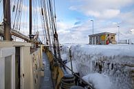 Zeilboot aan bevroren kade van Marieke Funke thumbnail