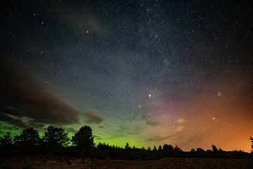 Nordlicht mit Milchstraße und Sternen in Schottland von John Ozguc