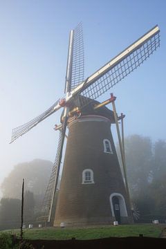 Zoelense molen uitgelicht in de mist van Geert Jan Klinkhamer