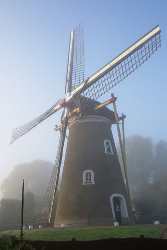 Zoelense molen uitgelicht in de mist von Geert Jan Klinkhamer