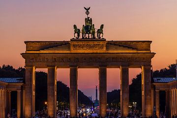 Brandenburger Tor in Berlijn bij zonsondergang