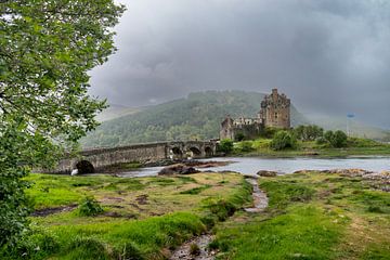 Écosse - Le château d'Eilean Donan sous la pluie sur Rick Massar