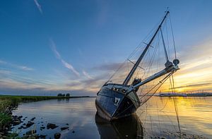 Gestrandetes Segelboot von Roelof Nijholt