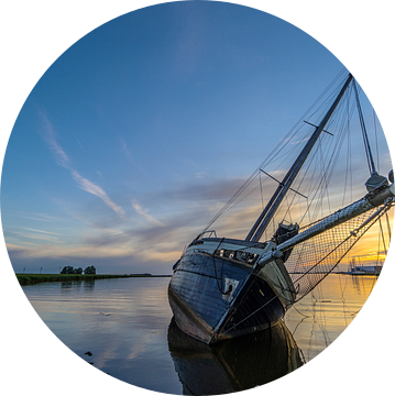 Een gestrande zeilboot bij Lemmer, tijdens zonsondergang