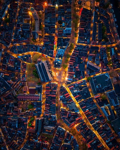 Die historische Innenstadt von Zwolle zur blauen Stunde