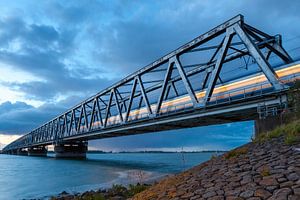 Eisenbahnbrücke in der niederländischen Flusslandschaft