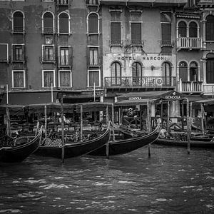 Italië in vierkant zwart wit, Venetië - Hotel Marconi - Grand Canal II sur Teun Ruijters