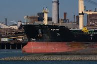 Boeg van een zeeschip achteruit de haven in bij IJmuiden. van scheepskijkerhavenfotografie thumbnail