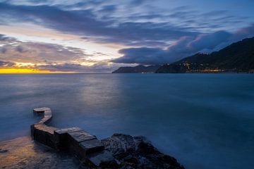 Uitzicht van Manarola naar Monterosso, Cinque Terre, tijdens zonsondergang van Robert Ruidl