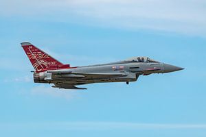 Hochgeschwindigkeitsüberflug eines wunderschönen Eurofighter Typhoon der Royal Air Force.