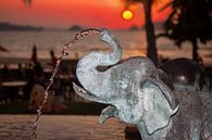 Sonnenuntergang hinter einem Elefantenspringbrunnen am Strand von Krabi (Thailand) von t.ART Miniaturansicht