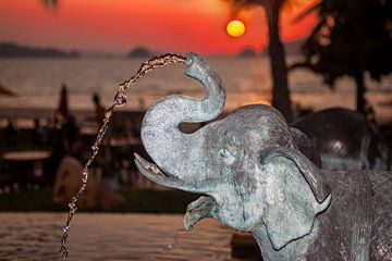 Zonsondergang achter een olifantenfontein op het strand van Krabi (Thailand) van t.ART