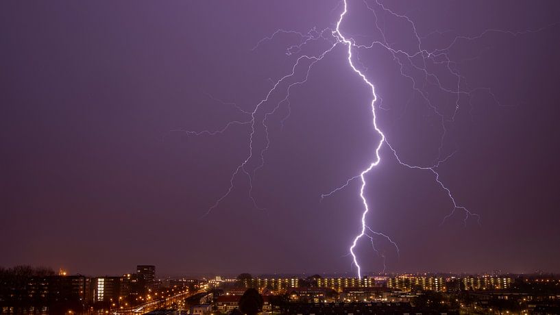 Thor's angry -lightning bolt van Johan van Opstal