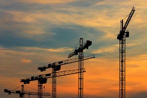 Baustellenkräne im Sonnernuntergang