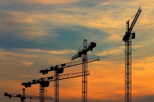 Baustellenkräne im Sonnernuntergang