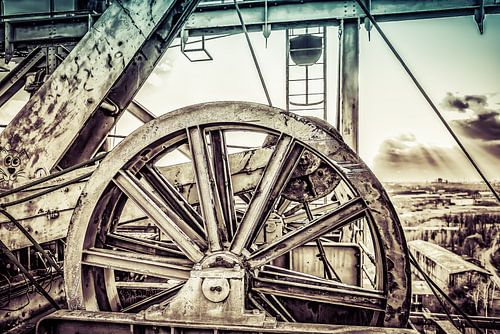 Wiel boven liftschacht in retrolook