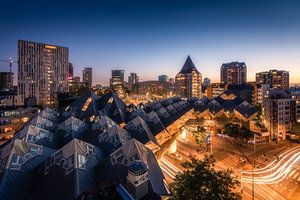 Cube Houses at Night - Rotterdam Skyline sur Niels Dam