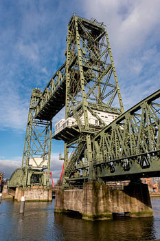 Monumentale stalen lift Koningshaven Spoorbrug (de Hef) in Rotterdam, Nederland
