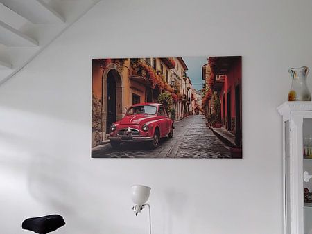 Roter alter Oldtimer in einer italienischen Straße