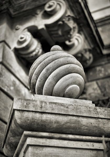 Pfeiler aus Sandstein in der Altstadt von Dresden von Heiko Kueverling