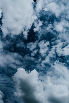 Wolken hoch am blauen Himmel | Naturfotografie Druck von AIM52 Shop