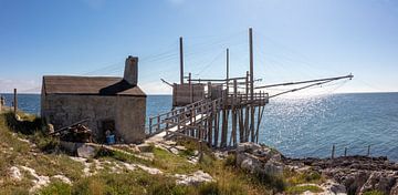 Trabucco di Molinella nabij Vieste, Italië van Joost Adriaanse