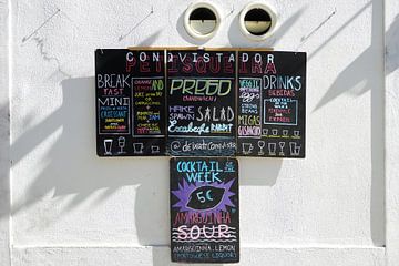 Tafel in een bar in Alfama, Lissabon van Berthold Werner