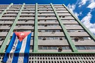 Kubanische Flagge an der Fassade eines modernen Bürogebäudes in Havanna, Kuba von WorldWidePhotoWeb Miniaturansicht
