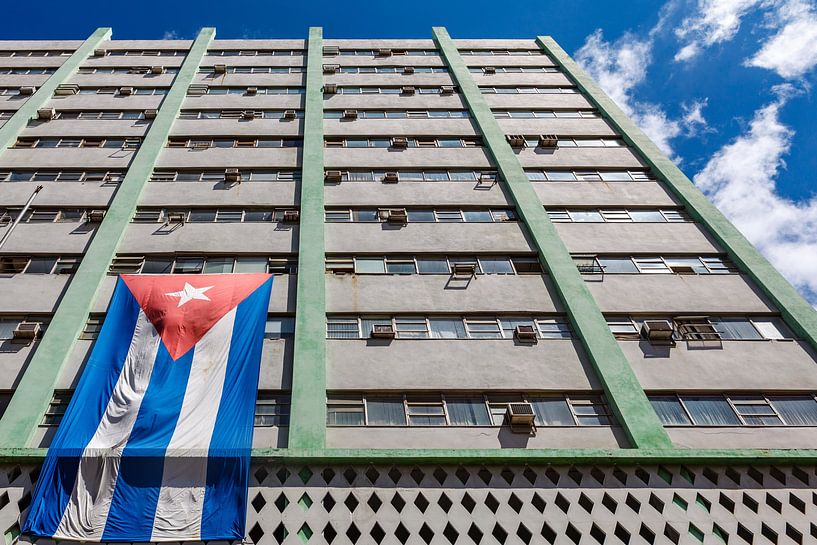 Kubanische Flagge an der Fassade eines modernen Bürogebäudes in Havanna, Kuba von WorldWidePhotoWeb