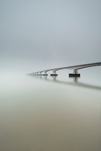 Zeelandbrug minimaliste dans le brouillard