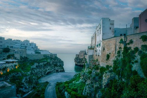 Zauberhafte Dämmerung über der Bucht Lama Monachile in Polignano a Mare von Stefano Orazzini