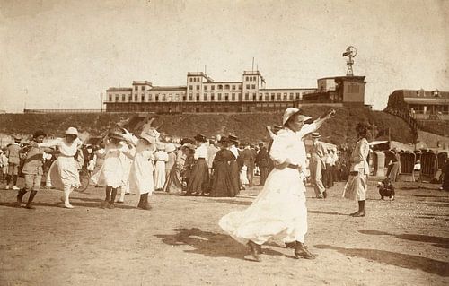 Dansen op het strand in Zandvoort, Knackstedt & Näther, 1900 - 1905