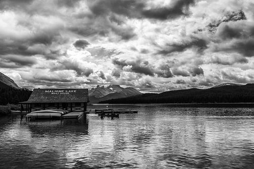 Maligne Lake Boat House van Ilya Korzelius