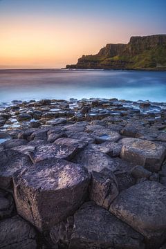 Ierse kust met basaltkliffen bij zonsondergang van Jean Claude Castor