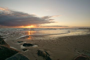 Op het strand van Blåvand bij zonsondergang aan zee van Martin Köbsch