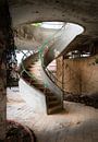 Stilvolles, baufälliges Treppenhaus. von Roman Robroek – Fotos verlassener Gebäude Miniaturansicht