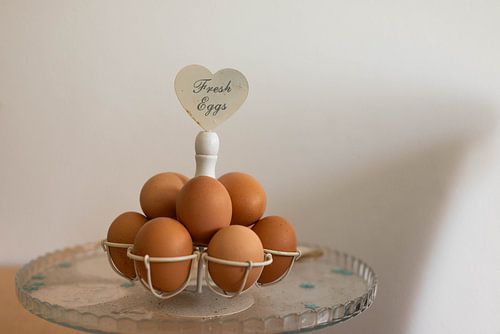 Verse eieren op een decoratieve schaal