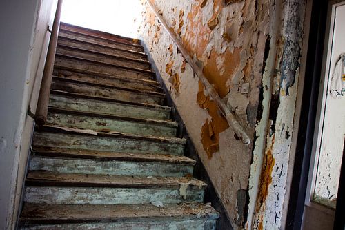 Vieux escaliers sur Dennis Claessens
