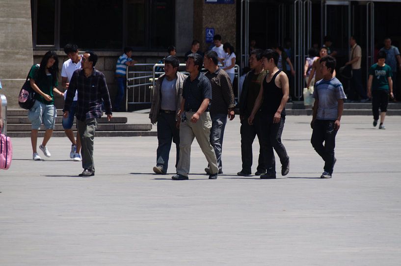 mensen op stationsplein von Robert Lotman