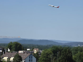 Avion de ligne suisse en phase de montée