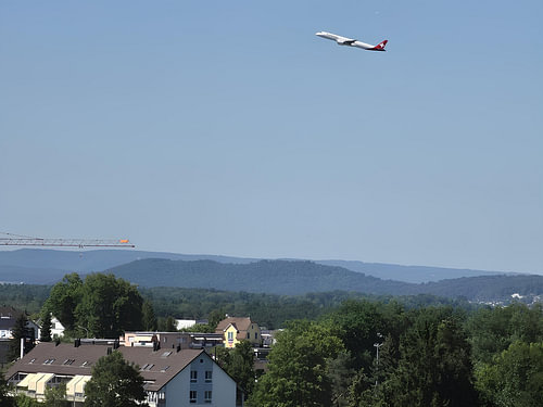 Avion de ligne suisse en phase de montée