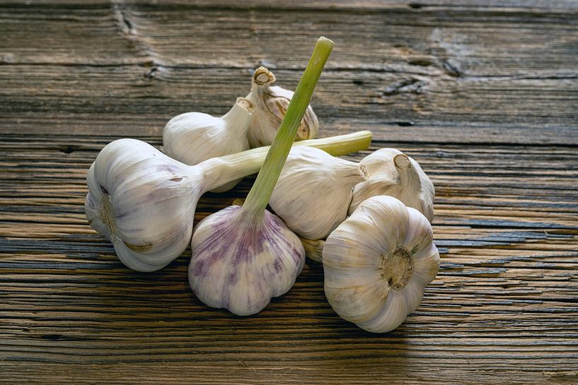 Frischer Knoblauch auf rustikalem Holz - Fine Art Food von Photo Art Thomas Klee