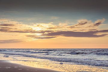 Zonsondergang met warme kleuren aan het strand van Lisette Rijkers