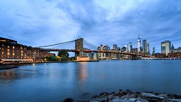 Brooklyn Bridge während der blauen Stunde von Natascha Velzel