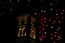 Glockenturm im nächtlichen Lichterglanz von CA Photos