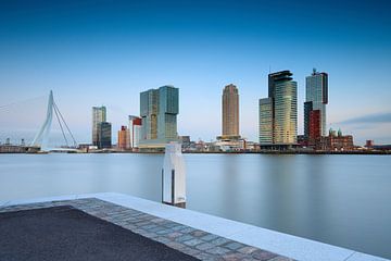 schemering valt over de moderne architectuur op de Rotterdamse Kop van Zuid van gaps photography